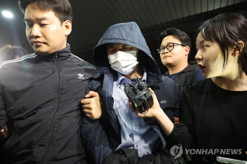 경찰, 시흥 흉기사건 용의자 차철남 검거
(시흥=연합뉴스) 홍기원 기자 = 시흥 흉기사건의 용의자인 차철남이 19일 검거돼 경기 시흥경찰서로 압송되고 있다. 
    차철남은 이달 시흥시 정왕동 소재 자기 집 등에서