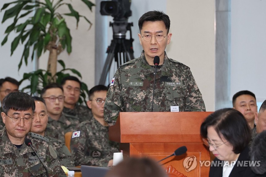답변하는 김대우 방첩사 수사단장
(서울=연합뉴스) 김주성 기자 = 김대우 방첩사령부 수사단장이 21일 국회에서 열린 '윤석열 정부의 비상계엄 선포를 통한 내란 혐의 진상규명 국정조사 특별위원회' 전체회의에서 위원 질