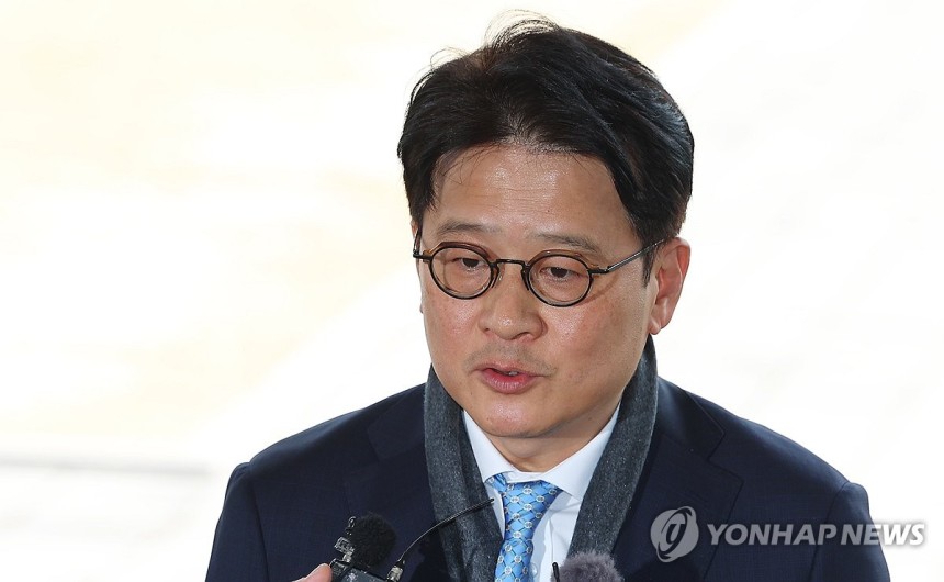 답변하는 이창수 서울중앙지검장
(서울=연합뉴스) 김도훈 기자 = 헌법재판소가 이창수 서울중앙지검장에 대한 국회의 탄핵소추를 기각한 13일 이 지검장이 서울 서초구 서울중앙지검으로 출근하며 취재진 질문에 답하고 있다.
