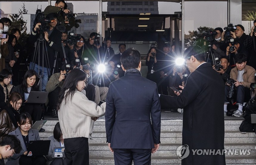 탄핵 소추 기각으로 업무 복귀하는 서울중앙지검장에 쏠린 시선
(서울=연합뉴스) 황광모 기자 = 헌법재판소가 이창수 서울중앙지검장에 대한 국회의 탄핵소추를 기각한 13일 이 지검장이 서울 서초구 서울중앙지검으로 출근,