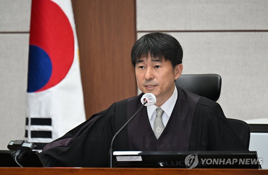 취재진 퇴장 명령하는 지귀연 부장판사
(서울=연합뉴스) 지귀연 부장판사가 21일 서울 서초구 서울중앙지법에서 열린 윤석열 전 대통령 내란 우두머리 혐의 형사재판 2차 공판에서 취재진들의 퇴장을 명령하고 있다. 202