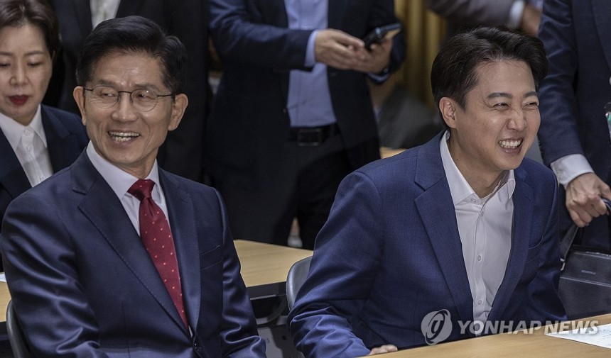 김문수ㆍ이준석 후보, 서울시 약자 동행 토론회 참석
(서울=연합뉴스) 황광모 기자 = 국민의힘 김문수 대선후보와 개혁신당 이준석 대선후보가 전날 서울 중구 서울시청에서 열린 '약자와 동행하는 서울 토론회'에 참석해 