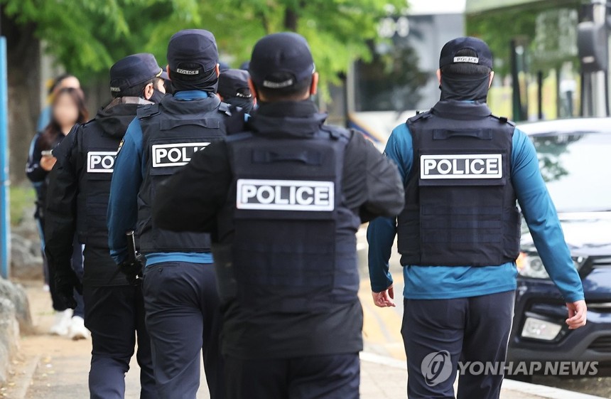 시흥서 흉기로 4명 사상, 50대 중국동포 용의자 도주
(시흥=연합뉴스) 홍기원 기자 = 19일 경기도 시흥의 편의점과 체육공원 등에서 50대 중국동포가 시민 2명을 잇달아 흉기로 찌르는 사건이 발생해 경찰이 수사에