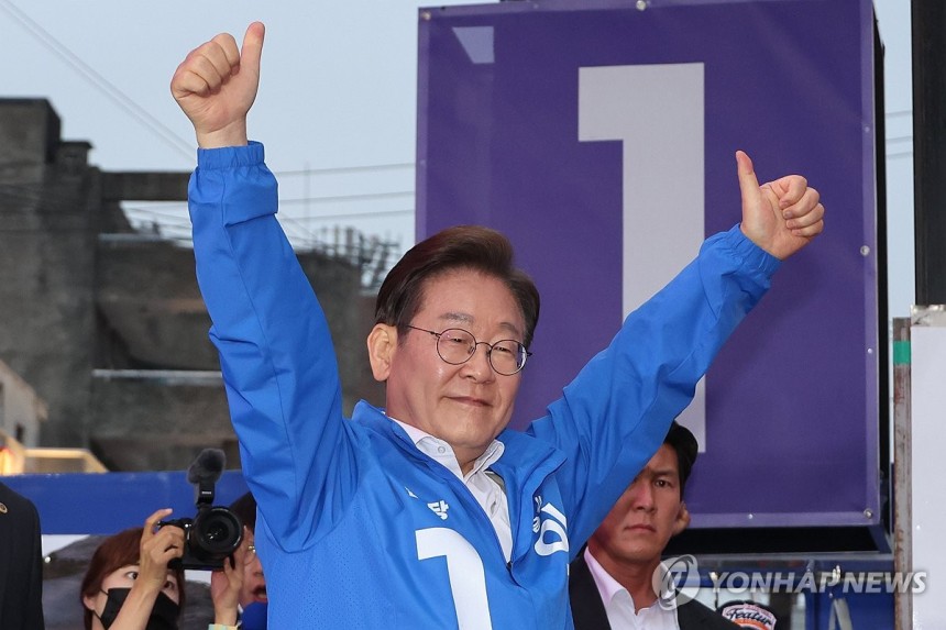 서울 표심 공략 나선 이재명 후보
(서울=연합뉴스) 김주성 기자 = 더불어민주당 이재명 대선 후보가 서울 표심 잡기에 나선 19일 서울 마포구 KT&G 상상마당 앞에서 열린 유세에서 시민들을 향해 인사하고 있다. 2