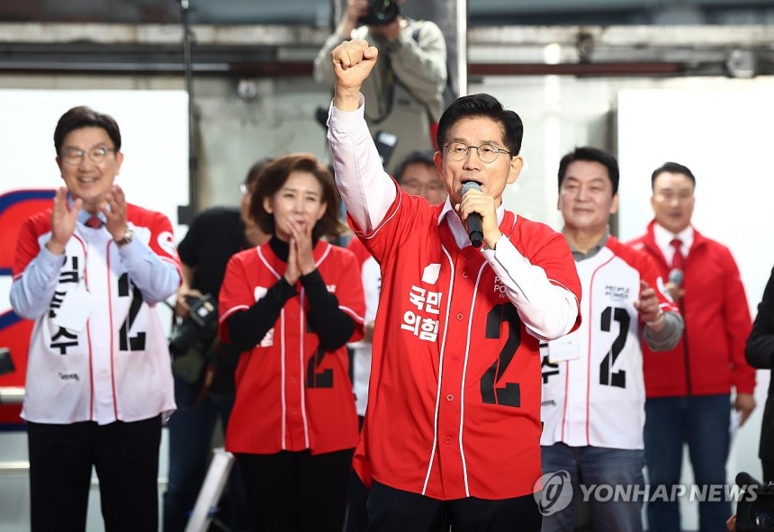 김문수 후보, 서울역 지나는 시민들에게
(서울=연합뉴스) 류영석 기자 = 국민의힘 김문수 대선 후보가 19일 서울역 광장 유세에서 시민들에게 지지를 호소하고 있다. 2025.5.19 [공동취재] ondol@yna.c