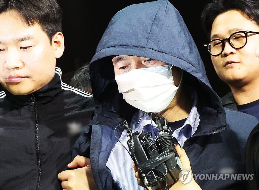 시흥 흉기사건 용의자 시흥경찰서로 압송
(시흥=연합뉴스) 홍기원 기자 = 시흥 흉기사건의 용의자인 차철남이 19일 경찰에 긴급체포돼 경기 시흥경찰서로 압송되고 있다. 차철남은 이달 시흥시 정왕동 소재 자기 집 등에서