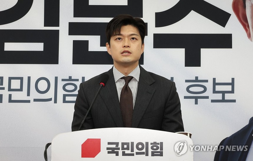 대통령 후보 배우자 TV 토론 제안하는 김용태 비대위원장
(서울=연합뉴스) 김주형 기자 = 국민의힘 김용태 비상대책위원장이 20일 서울 여의도 국회에서 김문수 후보 배우자 설난영, 더불어민주당 이재명 후보 배우자 김