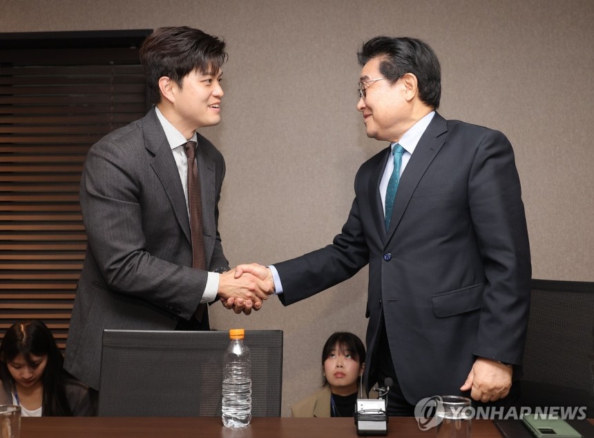 국민의힘 김용태 비대위원장-새미래민주당 전병헌 대표 회동
(서울=연합뉴스) 류영석 기자 = 국민의힘 김용태 비상대책위원장과 새미래민주당 전병헌 대표가 20일 서울 여의도 켄싱턴호텔에서 악수하고 있다. 2025.5.2