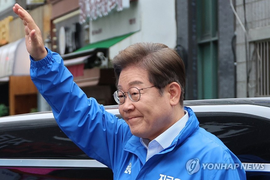 의정부에 도착한 이재명 후보
(의정부=연합뉴스) 김주성 기자 = 더불어민주당 이재명 대선 후보가 20일 유세가 열리는 경기 의정부 로데오거리에 도착해 시민들에게 인사하고 있다. 2025.5.20 utzza@yna.c