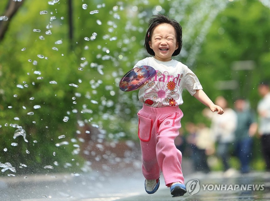 '더위도 즐겁다'
(서울=연합뉴스) 김도훈 기자 = 전국 대부분 낮 기온이 25도 이상을 기록하는 등 초여름 날씨를 보인 20일 서울 광화문광장을 찾은 어린이가 환하게 웃으며 분수터널을 지나고 있다. 2025.5.2