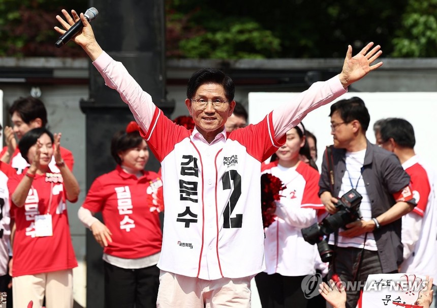 김문수 후보 서울 유세
(서울=연합뉴스) 박동주 기자 = 국민의힘 김문수 대선 후보가 20일 서울 서초구 고속터미널역 인근에서 집중유세를 하고 있다. 2025.5.20 [공동취재] pdj6635@yna.co.kr