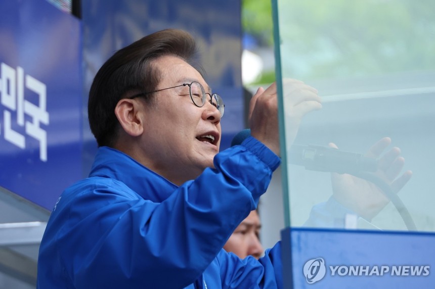 지지 호소하는 이재명 후보
(파주=연합뉴스) 김주성 기자 = 더불어민주당 이재명 대선 후보가 20일 경기 파주시 금릉역 중앙광장에서 열린 유세에서 시민들에게 지지를 호소하고 있다. 2025.5.20 utzza@yna