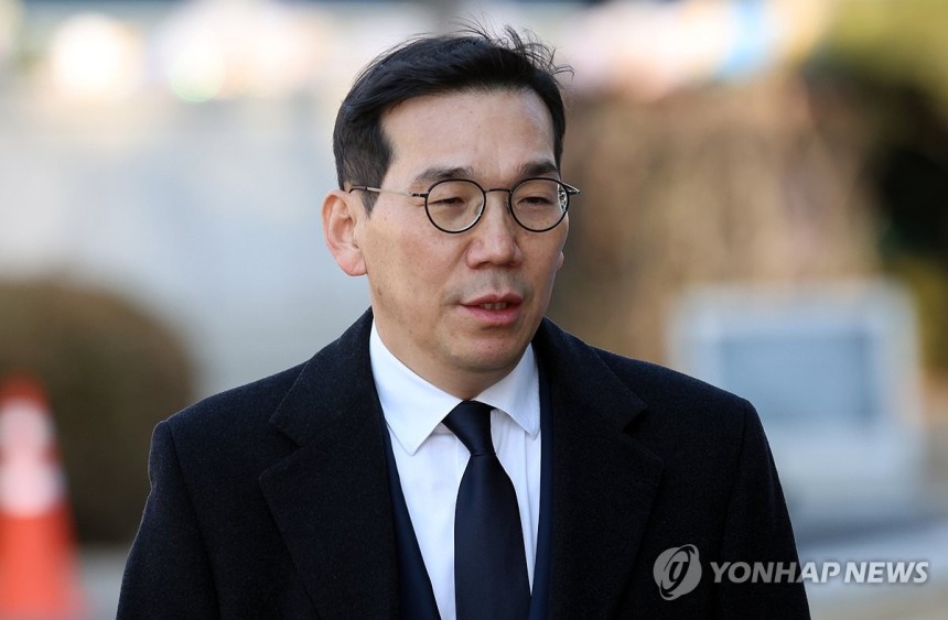 조상원 서울중앙지검 4차장도 사의 표명
(서울=연합뉴스) 이창수 서울중앙지검장이 전격 사의를 표명한 것으로 20일 확인됐다.
    법조계에 따르면 이 지검장은 이날 법무부에 사의를 표명했다. 이 지검장은 건강상의 
