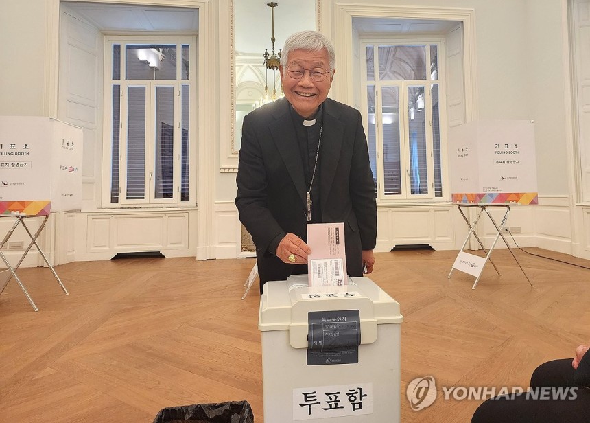 투표하는 유흥식 추기경
(로마=연합뉴스) 신창용 특파원 = 제21대 대통령 선거 재외투표 첫날인 20일(현지시간) 유흥식 추기경이 이탈리아 로마  주이탈리아 한국대사관 내에 마련된 재외 투표소에서 투표함에 투표용지를
