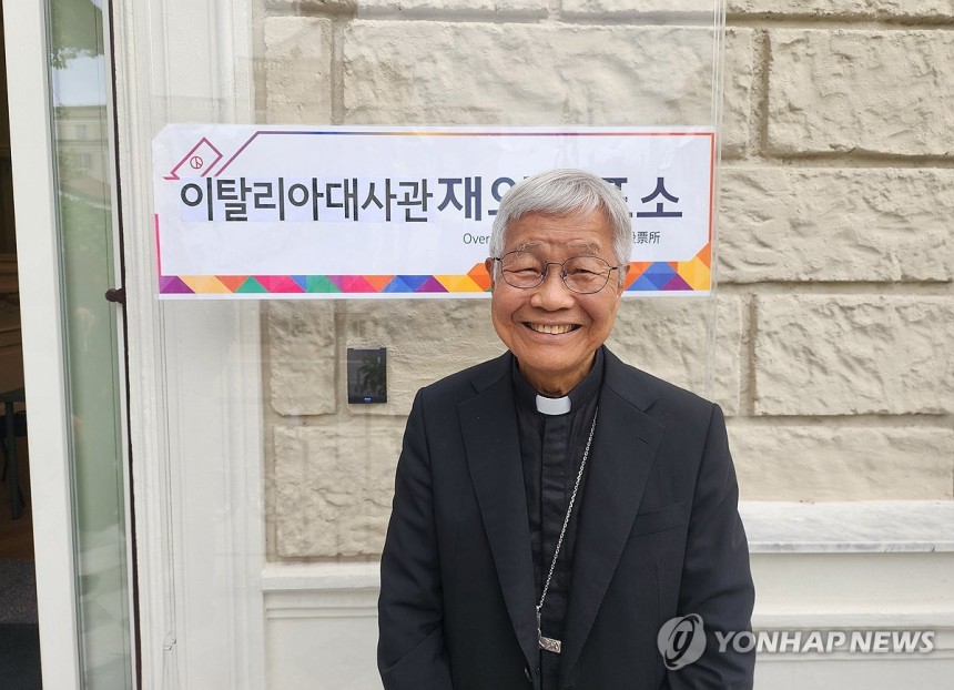 투표 마친 유흥식 추기경
(로마=연합뉴스) 신창용 특파원 = 제21대 대통령 선거 재외투표 첫날인 20일(현지시간) 유흥식 추기경이 이탈리아 로마 주이탈리아 한국대사관 내에 마련된 재외 투표소에서 투표를 마친 뒤 사