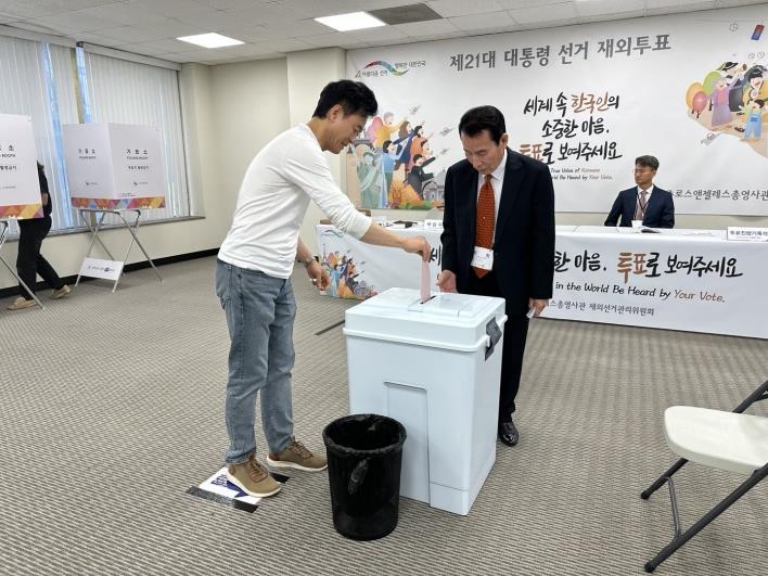 미국 LA에서 시작된 제21대 대선 재외투표
(로스앤젤레스=연합뉴스) 임미나 특파원 = 20일(현지시간) 미국 로스앤젤레스(LA)총영사관에 마련된 재외투표소에서 유권자 하정호(60)씨가 소중한 한 표를 행사하고 있다