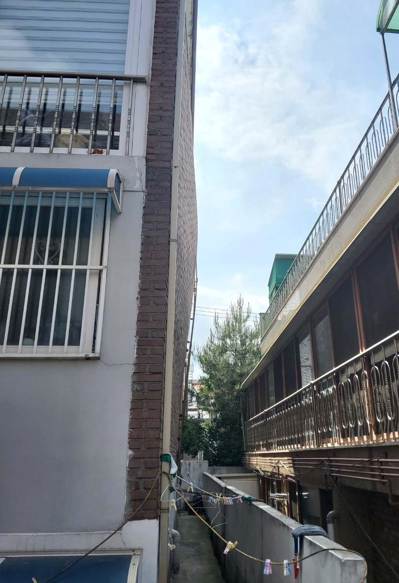 부풀어 오른 외벽 [촬영 최종호]