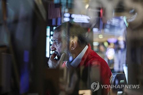 뉴욕증권 거래소의 트레이더
[로이터 연합뉴스 자료사진. 재판매 및 DB 금지]