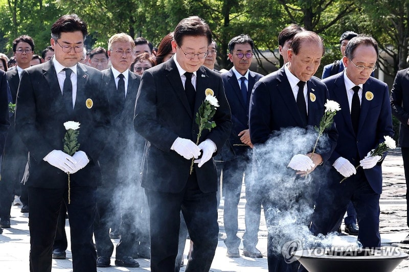 <b>이재명</b>, 모레 盧 묘역 참배…대선 막판 '지지층 결집'