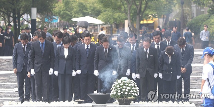 봉하마을 참배
(김해=연합뉴스) 김동민 기자 = 더불어민주당 이재명 대표 등 지도부가 8일 오전 경남 김해시 진영읍 봉하마을 노무현 전 대통령 묘역을 참배하고 있다. 
    이 대표는 연임 직후인 지난달 22일 참