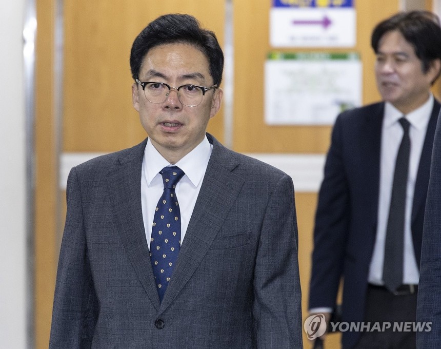 내란 임무 종사 1심 속행 공판 향하는 윤승영 전 국수본 수사기획조정관
(서울=연합뉴스) 황광모 기자 = 12·3 비상계엄 사태와 관련해 내란 중요 임무 종사 혐의로 재판에 넘겨진 윤승영 전 경찰청 국가수사본부 수사