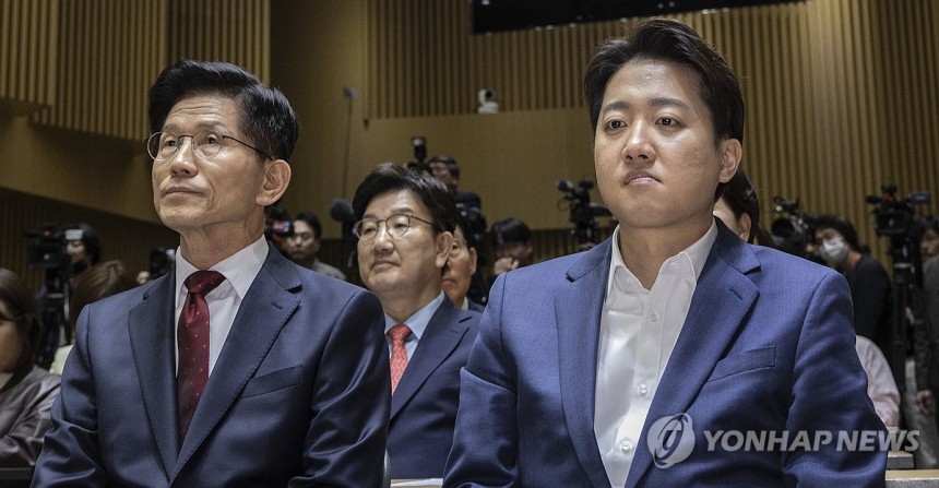 서울시 토론회 나란히 참석한 김문수ㆍ이준석 후보
국민의힘 김문수 대선후보(왼쪽)와 개혁신당 이준석 대선후보가 5월 19일 서울 중구 서울시청에서 열린 '약자와 동행하는 서울 토론회'에 참석해 나란히 앉아 있다. [연