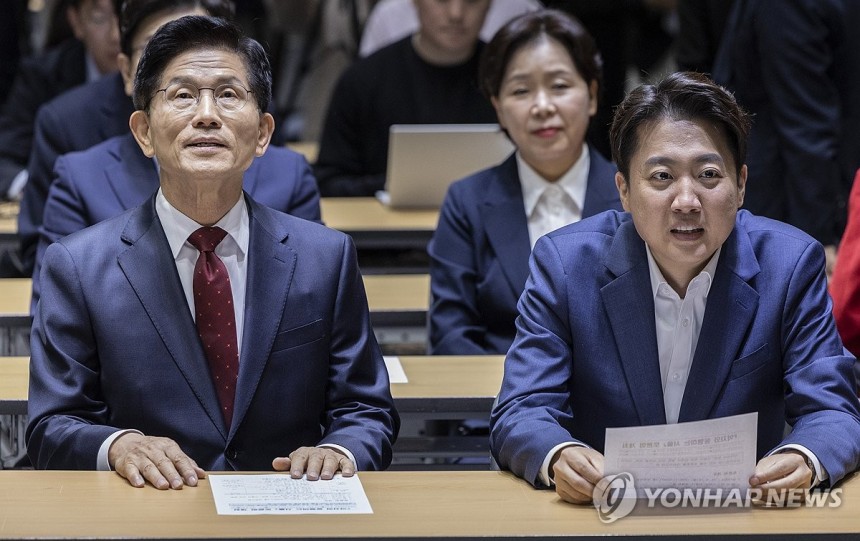 김문수ㆍ이준석 후보, 서울시 약자 동행 토론회 나란히 참석
국민의힘 김문수 대선후보와 개혁신당 이준석 대선후보가 5월 19일 서울 중구 서울시청에서 열린 '약자와 동행하는 서울 토론회'에 참석해 오세훈 서울시장의 환