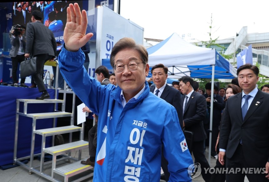 파주 시민들에게 인사하는 이재명 후보
(파주=연합뉴스) 김주성 기자 = 더불어민주당 이재명 대선 후보가 20일 경기 파주시 금릉역 중앙광장에서 열린 유세에서 시민들에게 인사하고 있다. 2025.5.20 utzza@y