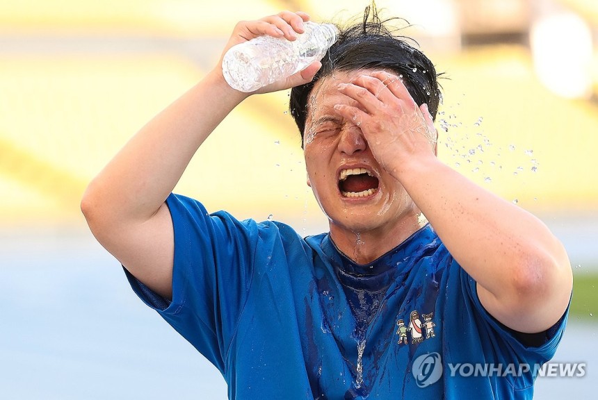 대구 33.4도…'덥다 더워'
(대구=연합뉴스) 윤관식 기자 = 대구 낮 최고기온이 33.4도까지 오른 20일 대구스타디움에서 열린 대구시 재난안전기동대 채용 체력 검정을 마친 한 응시자가 시원한 물로 세수하고 있다