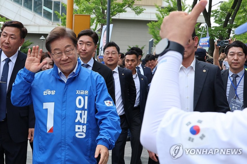 파주 시민들에게 인사하는 이재명 후보
(파주=연합뉴스) 김주성 기자 = 더불어민주당 이재명 대선 후보가 20일 경기 파주시 금릉역 중앙광장에서 열린 유세에서 시민들에게 인사하고 있다. 2025.5.20 utzza@y