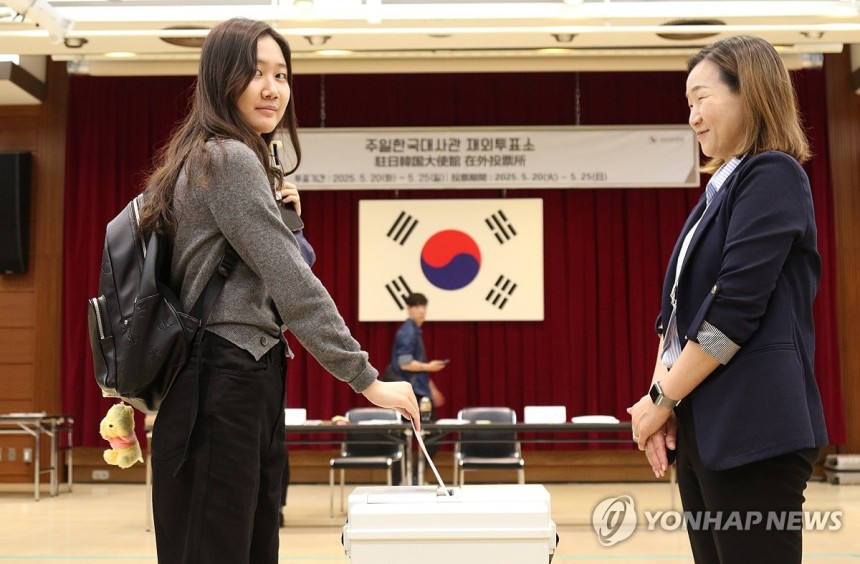 소중한 한표 행사…21대 대선 재외투표 시작
(도쿄=연합뉴스) 박상현 특파원 = 제21대 대통령 선거 재외투표 첫날인 20일 일본 도쿄 미나토구 주일한국대사관에 마련된 재외투표소에서 유권자가 투표함에 투표용지를 넣고