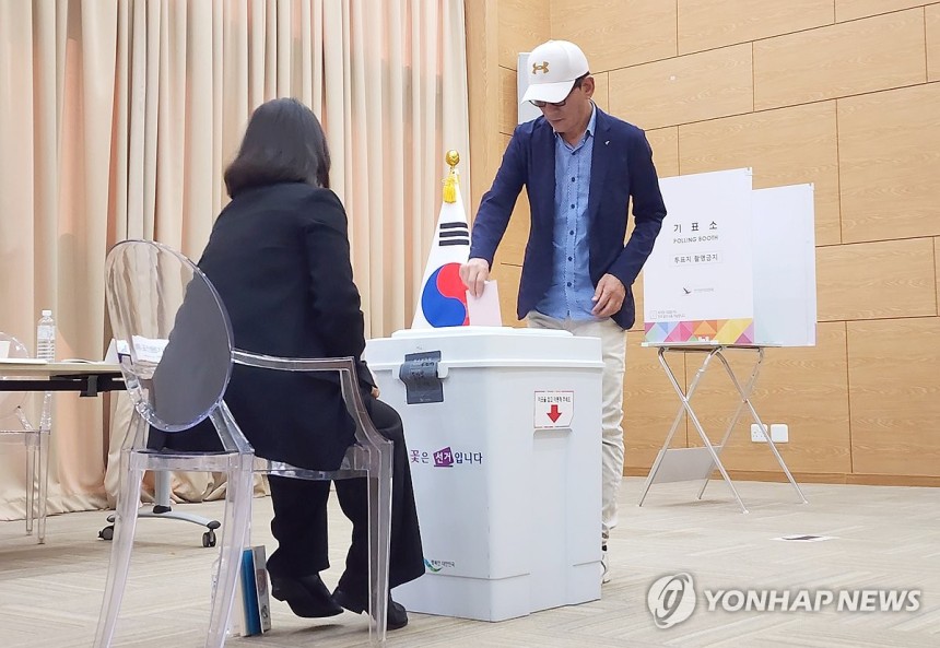 남아공에서도 소중한 한 표
(프리토리아=연합뉴스) 유현민 특파원 = 제21대 대통령 선거 재외투표 첫날인 20일(현지시간) 남아프리카공화국 프리토리아 주남아공 한국대사관에 마련된 재외투표소에서 교민 윤문수(56) 씨