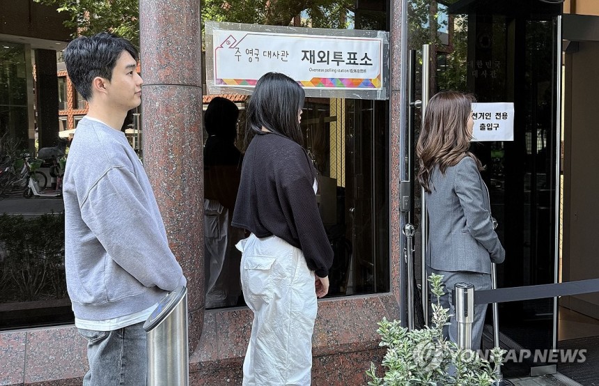 런던에서도 소중한 한표 행사
(런던=연합뉴스) 김지연 특파원 = 제21대 대통령 선거 재외투표 첫날인 20일 영국 런던 주영 한국대사관에 마련된 재외투표소에서 유권자들이 입장을 기다리고 있다. 2025.5.20  [