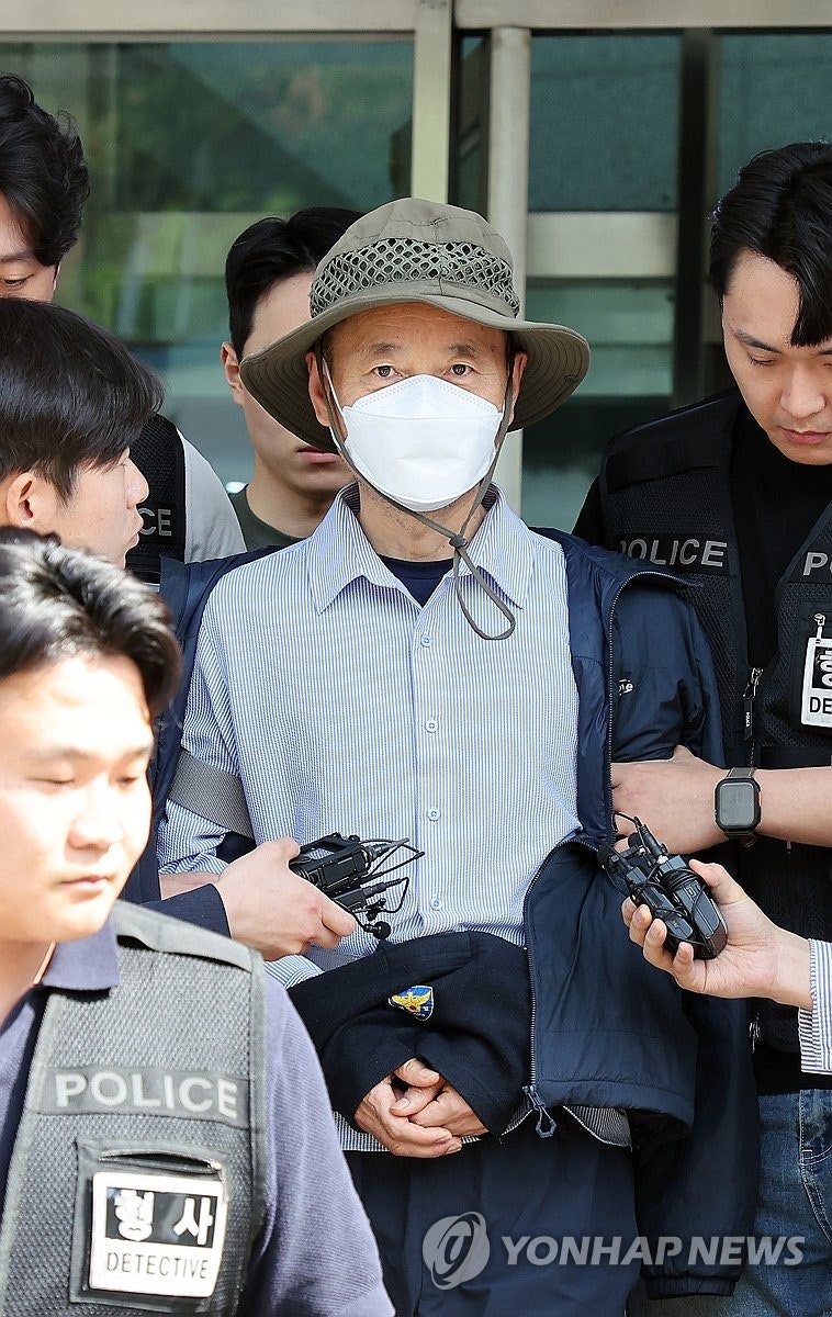 유치장 나서는 '<b>시흥 살인사건</b>' 피의자 <b>차철남</b>