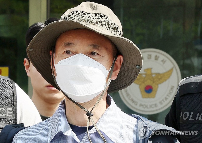 경찰서 나서는 '시흥 살인사건' 피의자 차철남
(시흥=연합뉴스) 권준우 기자 = 2명이 숨지고 2명이 다친 시흥 살인사건의 피의자 차철남이 21일 오전 구속 전 피의자 심문(영장실질심사) 출석을 위해 경기 시흥경찰서