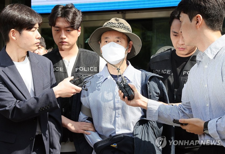 경찰서 나서는 '시흥 살인사건' 피의자 차철남
(시흥=연합뉴스) 권준우 기자 = 시흥 살인사건의 피의자 차철남이 21일 오전 구속 전 피의자 심문(영장실질심사) 출석을 위해 경기 시흥경찰서를 나서고 있다.
    중