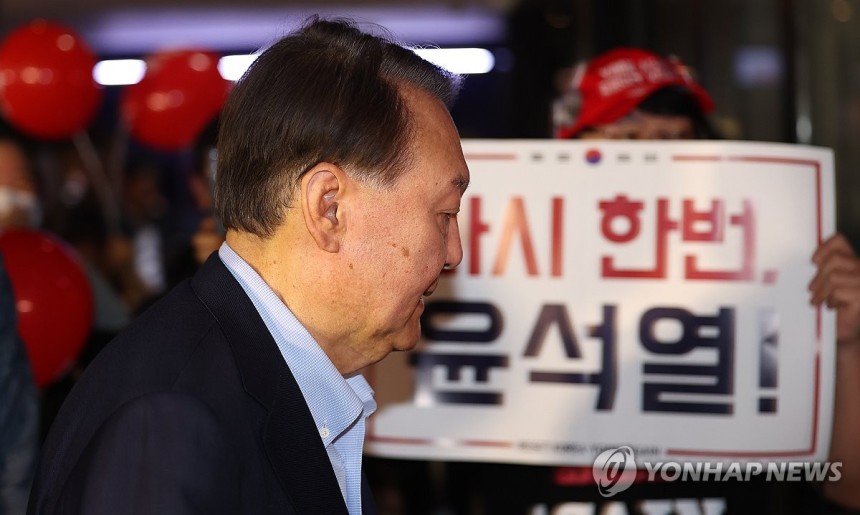 윤석열, 부정선거 주장 다큐 영화 관람
(서울=연합뉴스) 김도훈 기자 = 윤석열 전 대통령이 21일 서울 메가박스 동대문에서 이영돈 PD가 제작한 다큐멘터리 영화 '부정선거, 신의 작품인가'를 관람하기 위해 상영관으