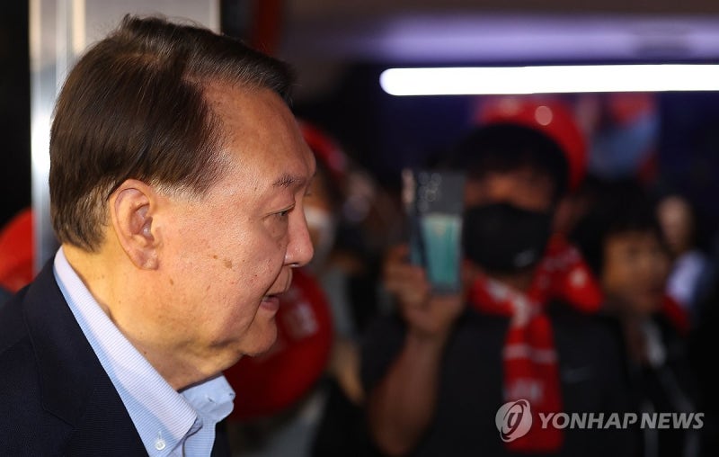 <b>윤석열</b>, <b>부정선거</b> 주장 다큐 <b>영화</b> 관람
