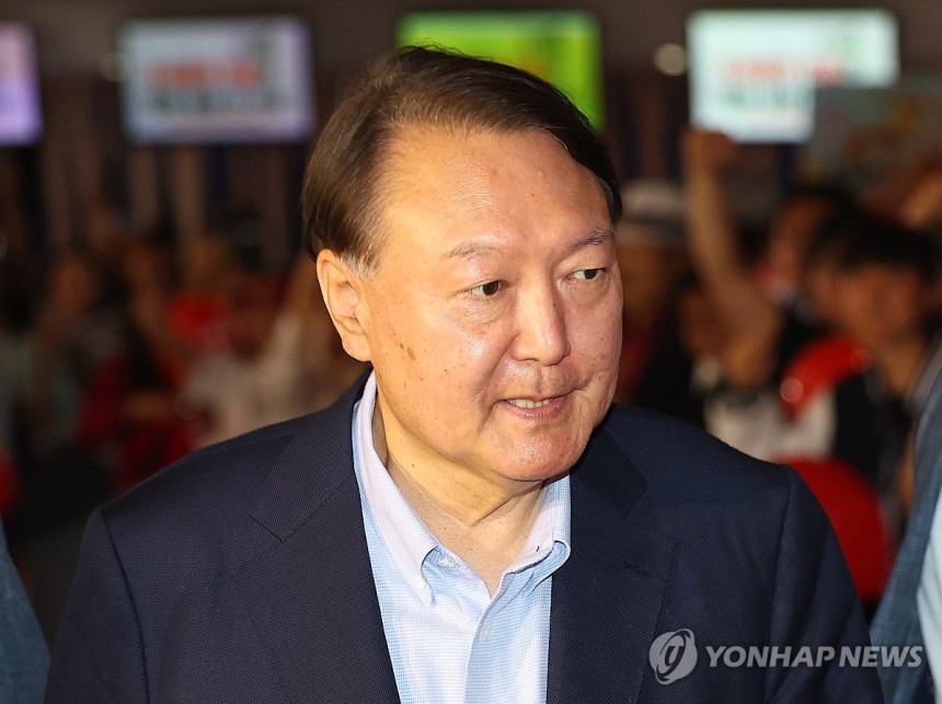 윤석열, 부정선거 주장 다큐 영화 관람
(서울=연합뉴스) 김도훈 기자 = 윤석열 전 대통령이 21일 서울 메가박스 동대문에서 이영돈 PD가 제작한 다큐멘터리 영화 '부정선거, 신의 작품인가'를 관람하기 위해 상영관으