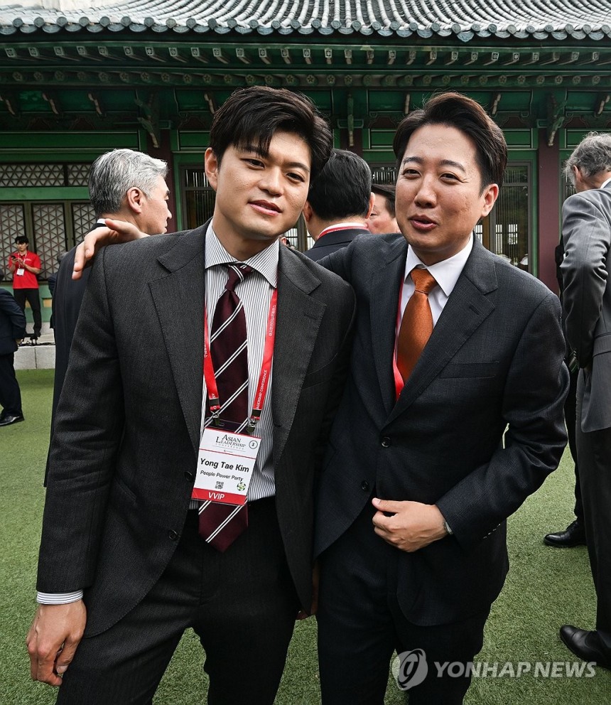 대화하는 이준석 대선 후보와 국민의힘 김용태 비상대책위원장
(서울=연합뉴스) 개혁신당 이준석 대선 후보(오른쪽)가 21일 서울 신라호텔에서 열린 제16회 조선일보 아시안리더십콘퍼런스(ALC)에서 국민의힘 김용태 비상