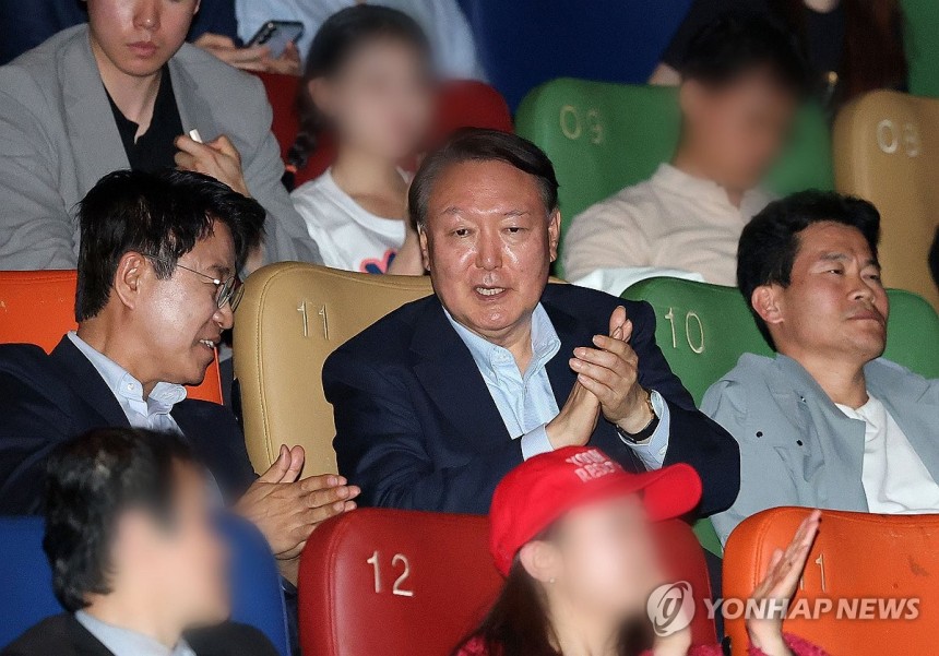 '부정선거, 신의 작품인가' 관람 마친 윤석열
(서울=연합뉴스) 김도훈 기자 = 윤석열 전 대통령이 21일 서울 메가박스 동대문에서 영화 '부정선거, 신의 작품인가' 관람을 마친 뒤 박수를 치고 있다.
    왼쪽부