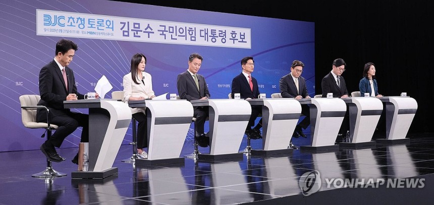 발언하는 김문수 대선 후보
(서울=연합뉴스) 21일 국민의힘 김문수 대선 후보(가운데)가 경기 고양시 MBN 미디어센터에서 열린 한국방송기자클럽 대선 후보 초청 토론회에서 발언하고 있다. 2025.5.21 [국회사진