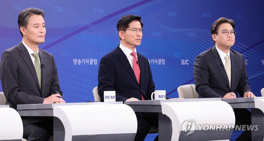 토론회서 발언하는 김문수 대선 후보
(서울=연합뉴스) 21일 국민의힘 김문수 대선 후보(가운데)가 경기 고양시 MBN 미디어센터에서 열린 한국방송기자클럽 대선 후보 초청 토론회에서 발언하고 있다. 2025.5.21 
