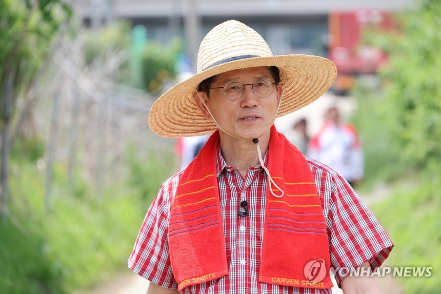 고양 방문한 김문수 후보
(고양=연합뉴스) 박동주 기자 = 국민의힘 김문수 대선 후보가 21일 경기 고양시 덕양구에서 열린 '고양시 청년농업인 모내기 및 새참간담회' 행사에 참석하고 있다. 2025.5.21 pdj6