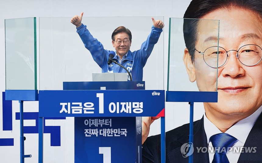 이재명, 양손 엄지척
(인천=연합뉴스) 김주성 기자 = 더불어민주당 이재명 대선 후보가 21일 인천광역시 부평역 북광장에서 열린 집중유세에서 방탄유리 내부에 들어가 엄지를 들어 보이고 있다. 2025.5.21 [공동
