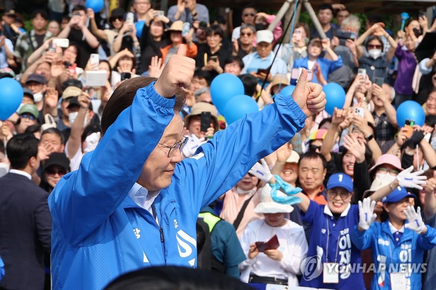 이재명 후보 '엄지척'
(인천=연합뉴스) 김주성 기자 = 더불어민주당 이재명 대선 후보가 21일 인천광역시 부평역 북광장에서 열린 집중유세에서 시민들에게 인사하고 있다. 2025.5.21 utzza@yna.co.kr