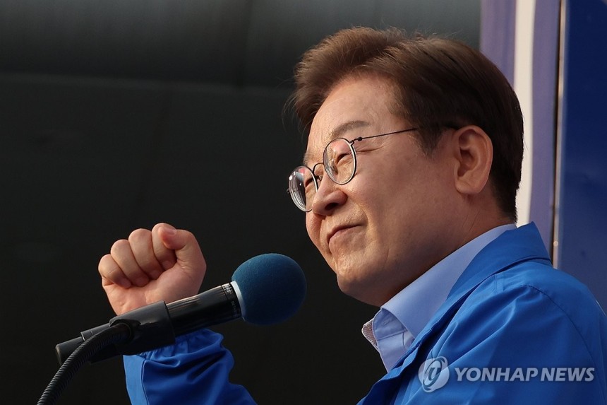 '편안한 안방 유세'
(인천=연합뉴스) 김주성 기자 = 더불어민주당 이재명 대선 후보가 21일 자신의 지역구인 인천광역시 계양역 앞 유세에서 시민들에게 지지를 호소하고 있다. 2025.5.21 utzza@yna.co