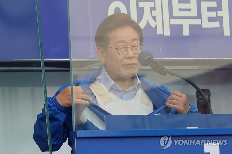<b>이재명</b> "목 찔린 정치인 두고 장난하나…방탄유리, 제 잘못인가"(종합)