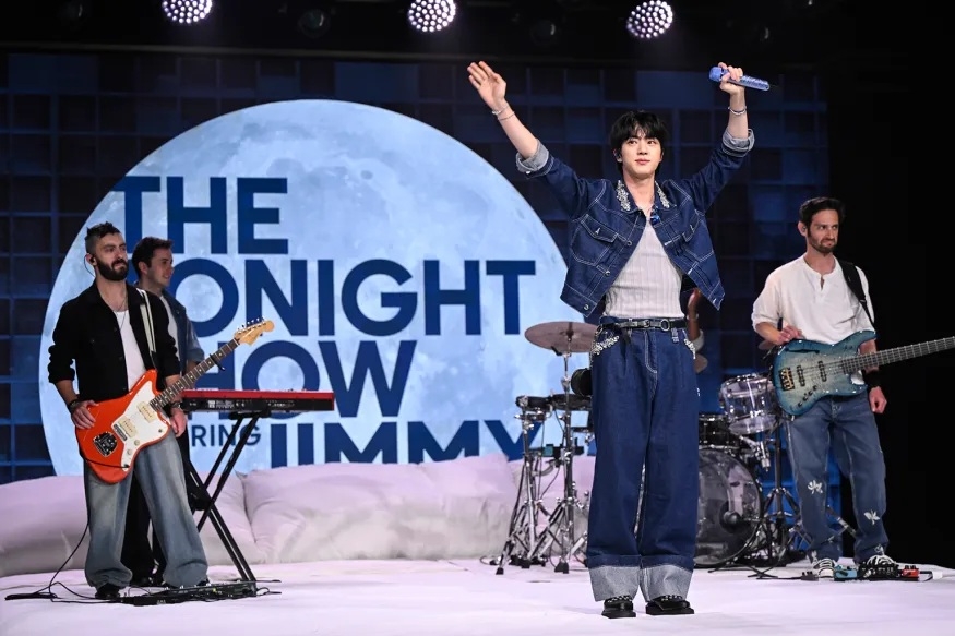 BTS 진, 美 NBC '<b>지미 팰런쇼</b>' 출연…즉석 진행 선보여
