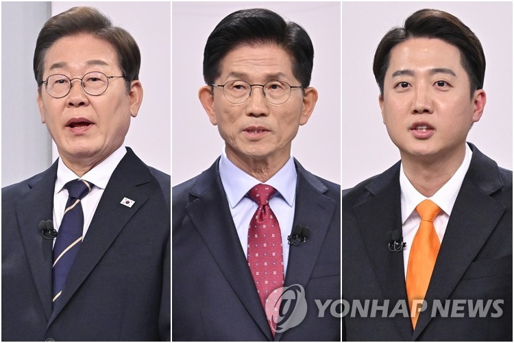 이재명, 김문수, 이준석 후보
(서울=연합뉴스) 더불어민주당 이재명 대선후보(왼쪽부터), 국민의힘 김문수 대선후보, 개혁신당 이준석 대선후보가 18일 서울 마포구 상암동 SBS 프리즘센터 스튜디오에서 열린 제21대 